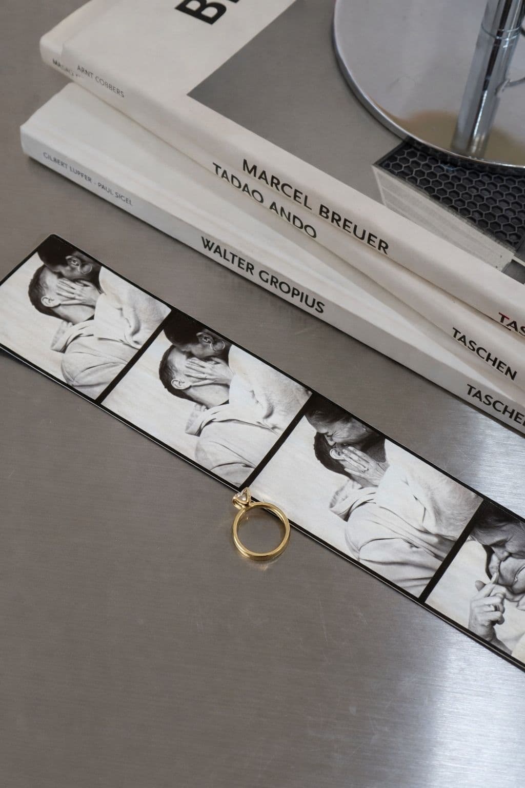 Hochzeitsdetails - Fotostreifen mit Ehering als Symbol für Liebe und Verbundenheit