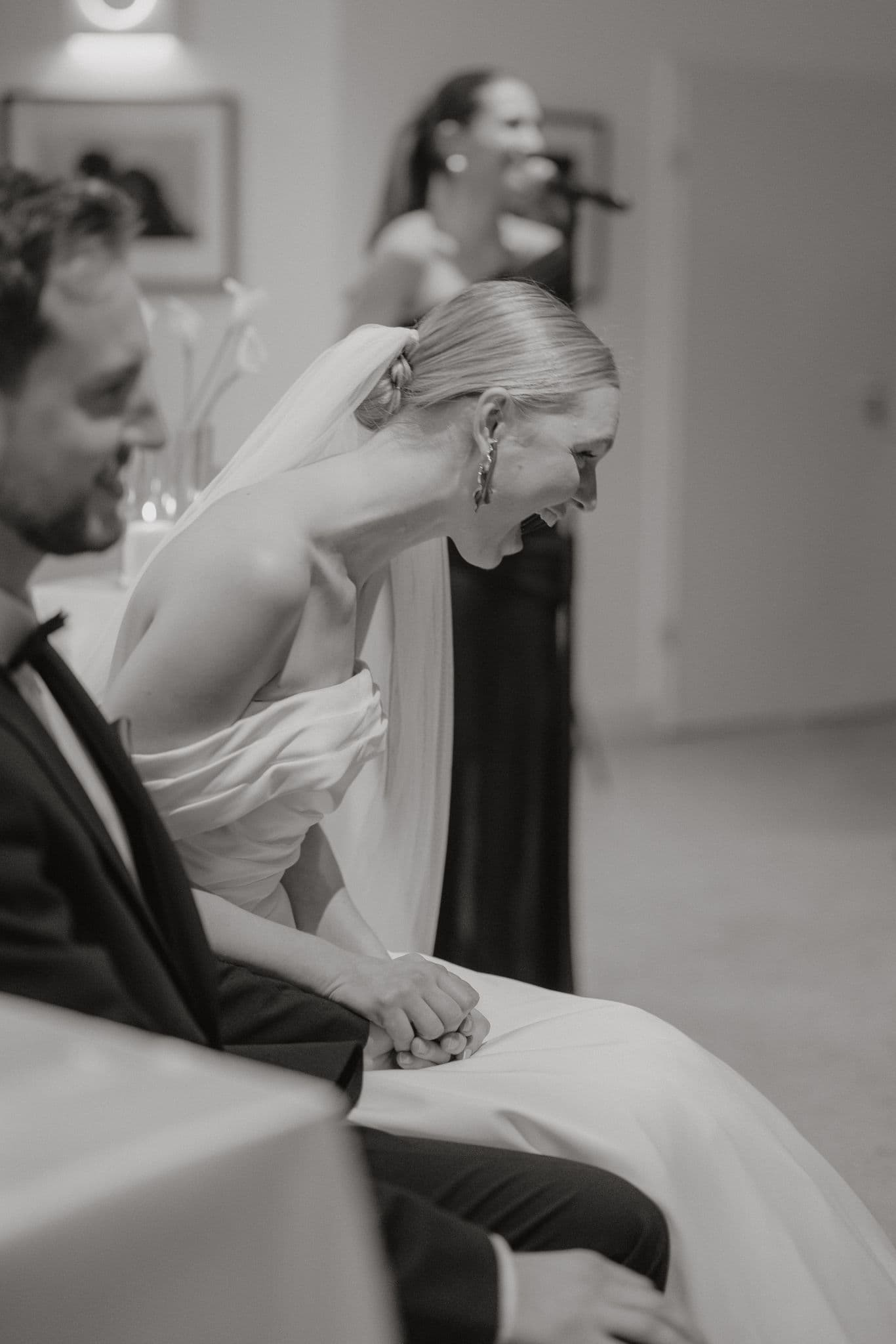 Brautpaar bei emotionalem Moment während der freien Trauung