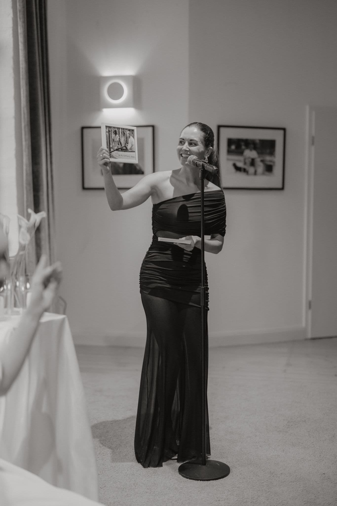 Larissa als freie Traurednerin bei einer emotionalen Trauzeremonie