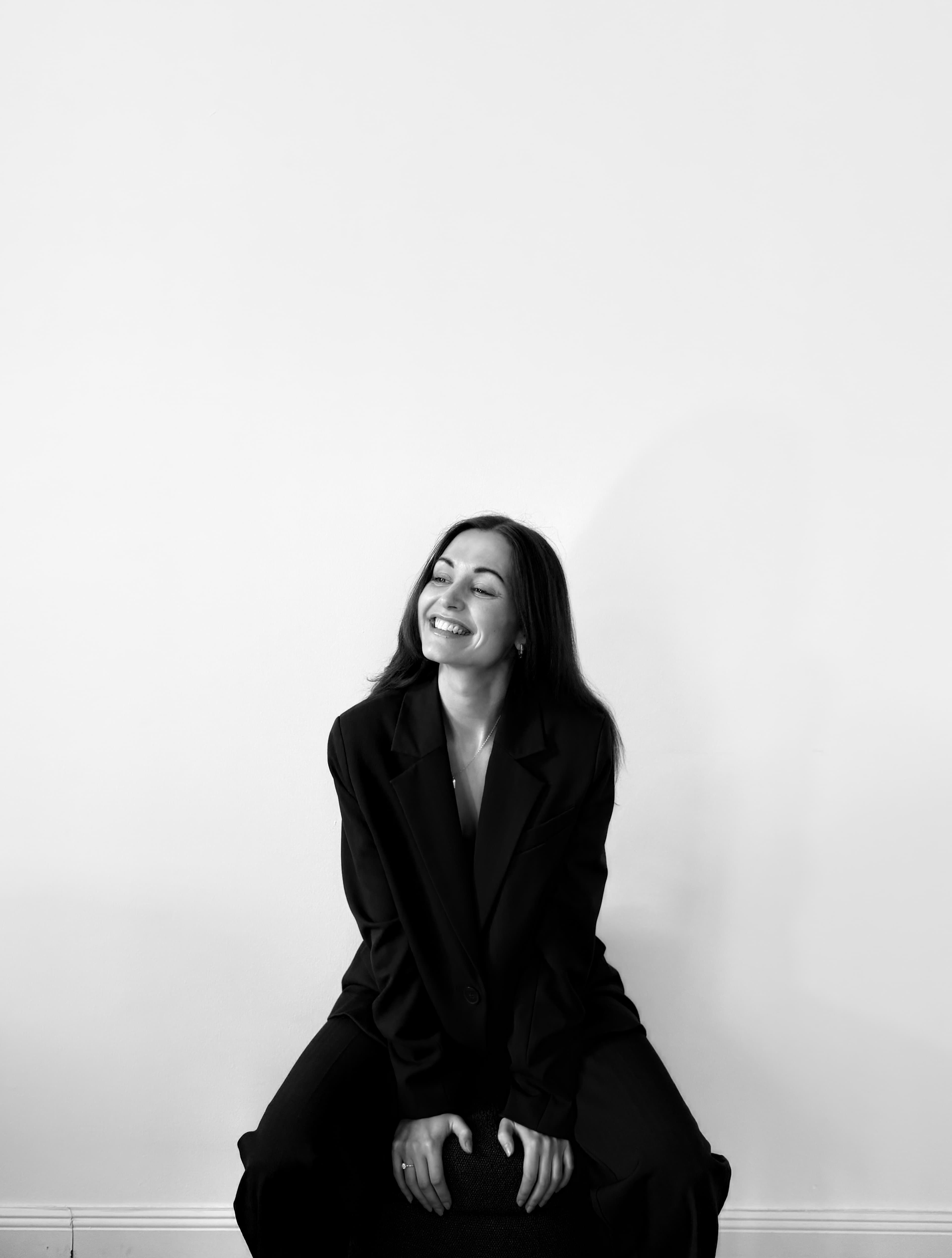 Larissa - Freie Traurednerin, lachend im schwarzen Blazer